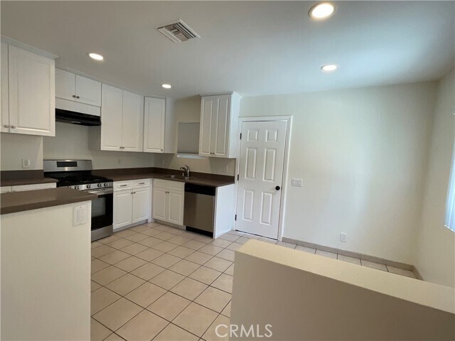 Building Photo - 2641 Santa Ana Ave