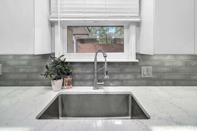 Building Photo - CHARMING 5 BDRM HOME IN CASTLE HILLS!!