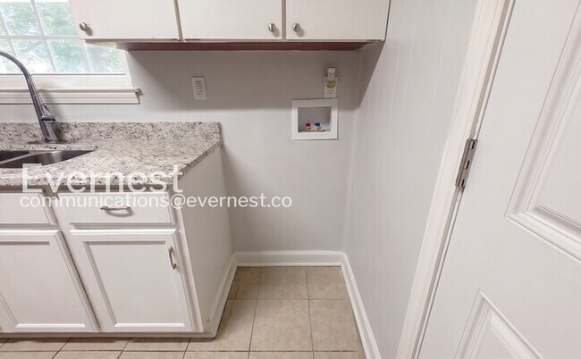 Building Photo - Cozy Home with Fenced Yard and Parking. / 3 Bed & 1 Bath / Availability Now!
