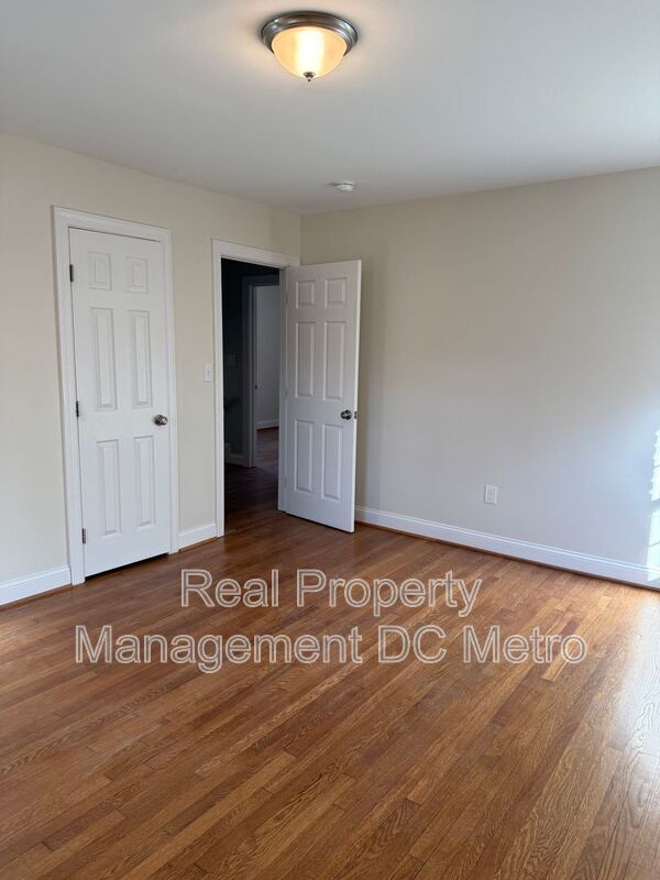 Building Photo - 4433 South Dakota Ave NE