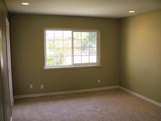 Building Photo - 485 Meadowbrook Dr