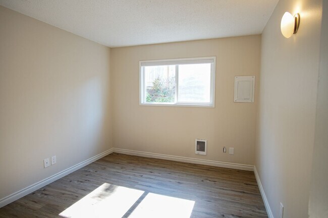 Building Photo - Great Refurbished Light & Bright 2Bed w/Private Entrance & Parking!