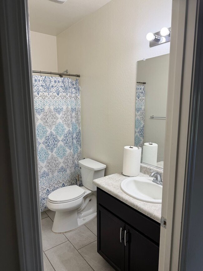 Building Photo - 3 bedroom 3 bath Home