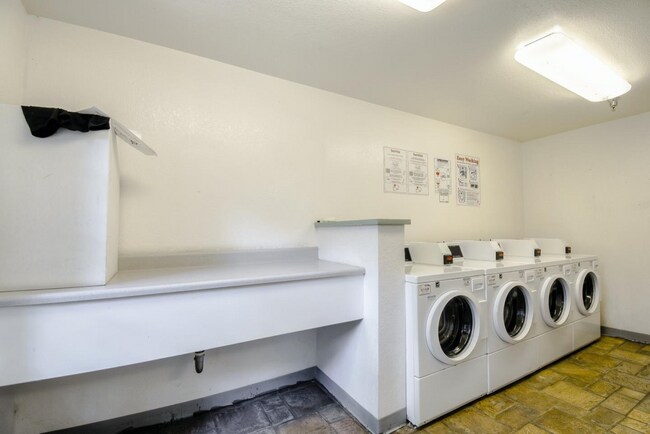 Building Photo - 880 E Fremont Ave