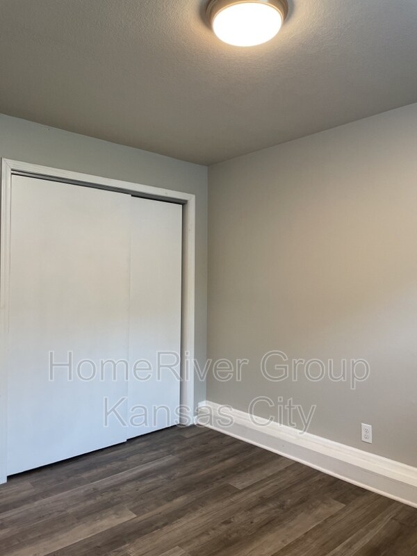Building Photo - 418 N Prairie St