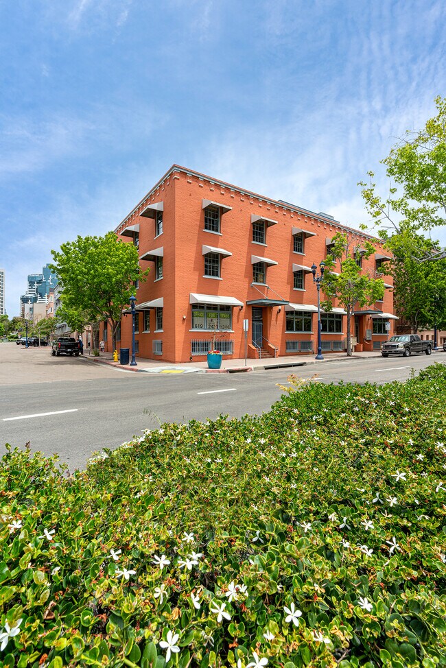 Primary Photo - 448 W Market St