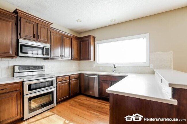 Building Photo - 4 Bed 3.5 Bath In Shawnee! Available NOW!!