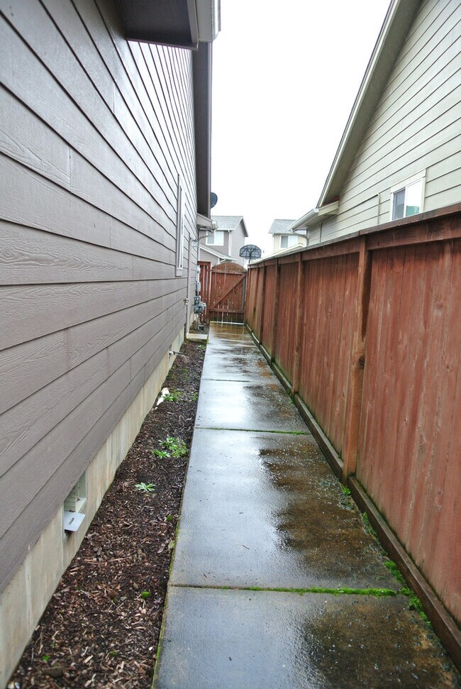 Building Photo - Gorgeous 4 bedroom, 2 bath, Albany
