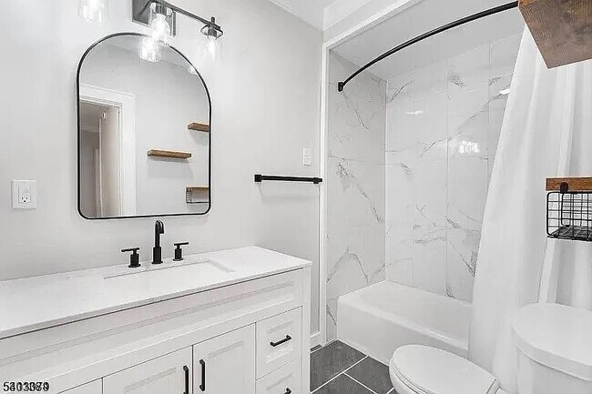 Building Photo - 510 Center St