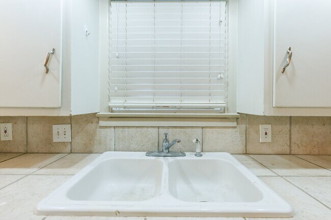 Building Photo - 4 Bedroom in Tech Terrace