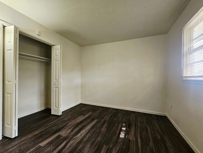 Building Photo - Charming 3 Bedroom Home