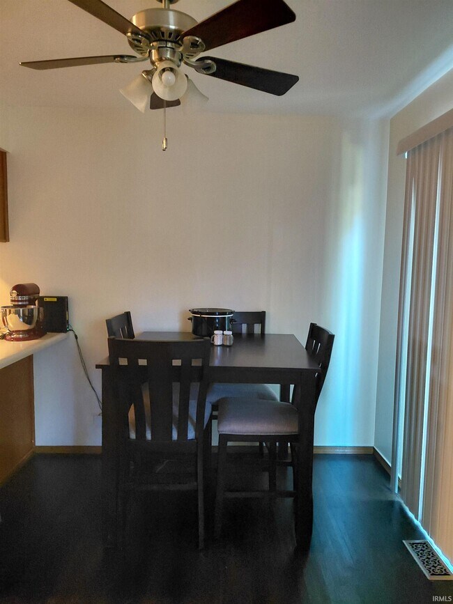 Building Photo - 402 S Village Ct