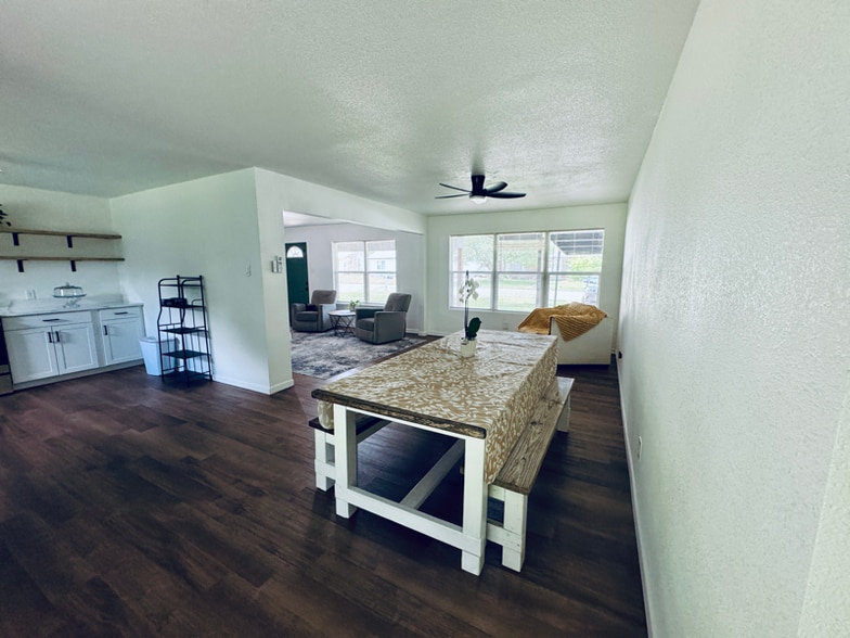 Building Photo - 629 Melrose St