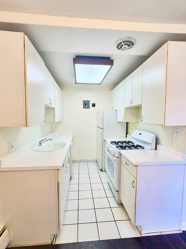 Building Photo - 801 N Dahlia St