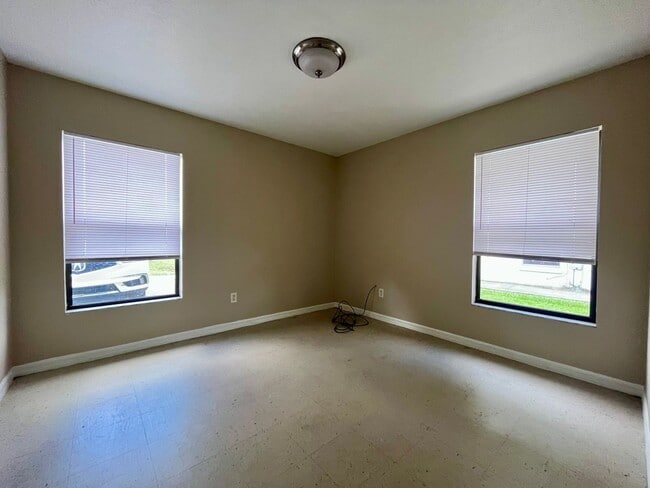 Building Photo - 2 Bed/1 Bath Duplex