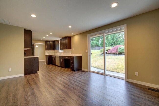 Building Photo - 3bd/2ba Federal Way House