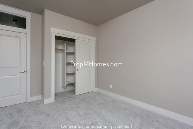 Building Photo - Stunning Craftsmanship In this Three Bedroom Townhome In Damascus!