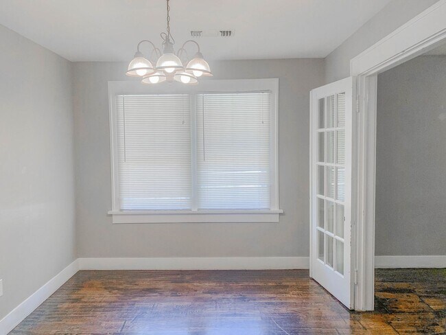 Building Photo - Pre-Leasing - 2 bed 1 bath