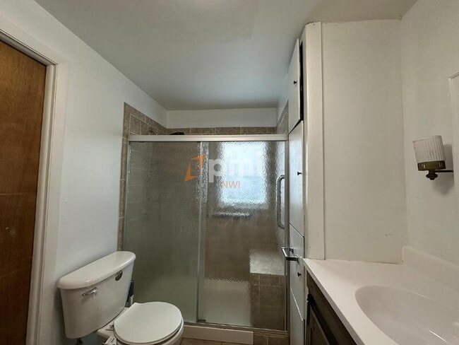 Building Photo - 810 Poplar St