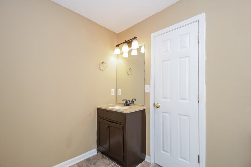 Building Photo - 1531 Wembley Dr