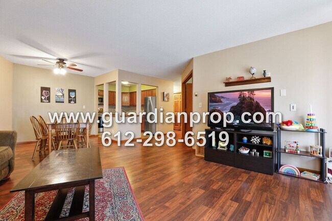 Building Photo - Top Floor Condo Available September 1 in H...