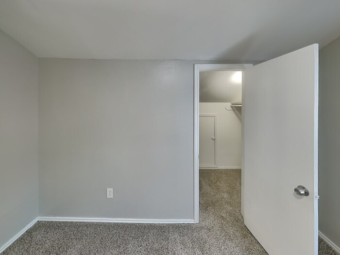Building Photo - 942 Somercotes Ln