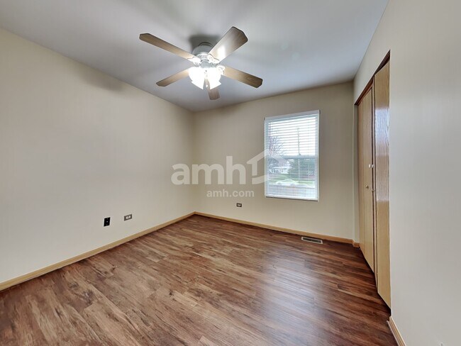 Building Photo - 5311 Meadowbrook St