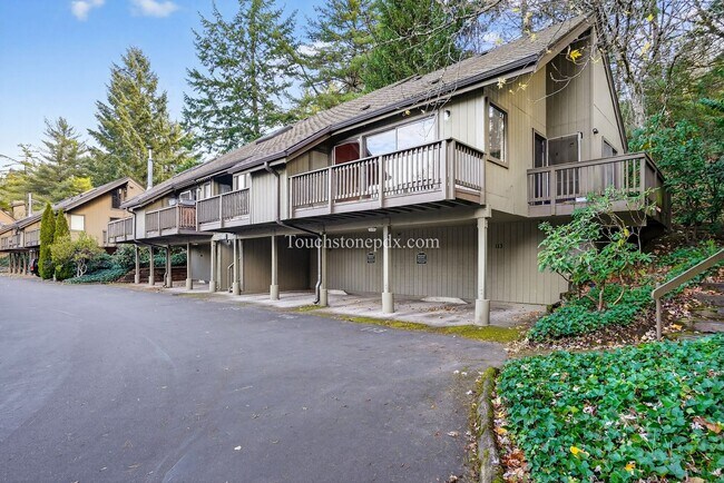 Building Photo - Updated 1BD/1BA Condo in Portland’s West Hills w/ Carport & Private Balcony