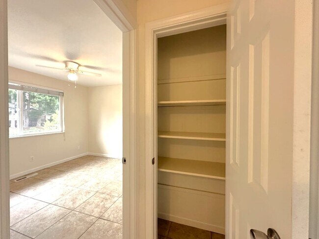 Building Photo - Updated 5 bedroom 2.5 bathroom home in Uni...