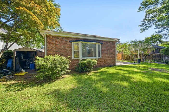 Building Photo - 4 Bedroom 2 Bathroom with large fenced in yard for Pets
