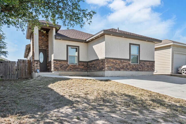 Building Photo - 1013 Tesoro Hills