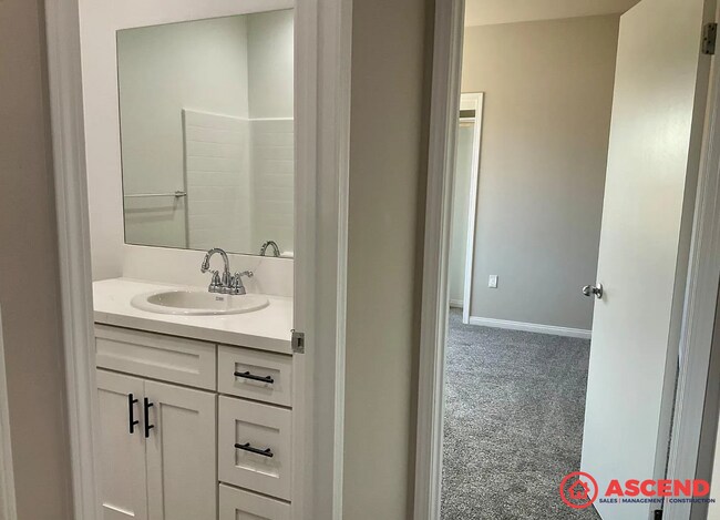 Building Photo - Spacious 4-Bedroom, 2-Bath Home with Fireplace, Garage & Full Appliances — No Pets
