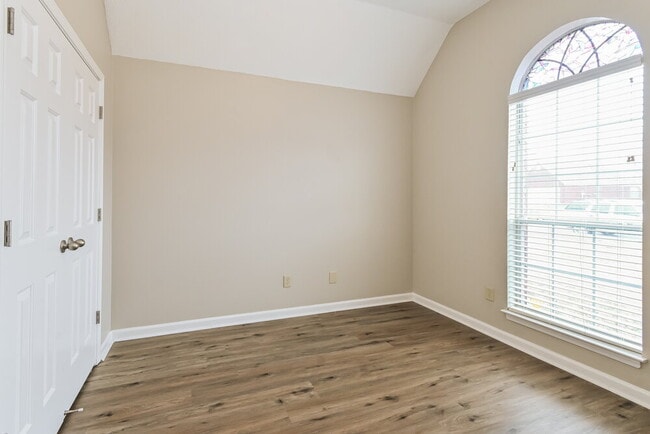 Building Photo - 180 Garden View Dr