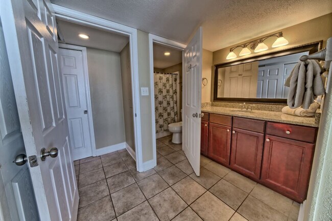 Building Photo - 7205 Thomas Dr