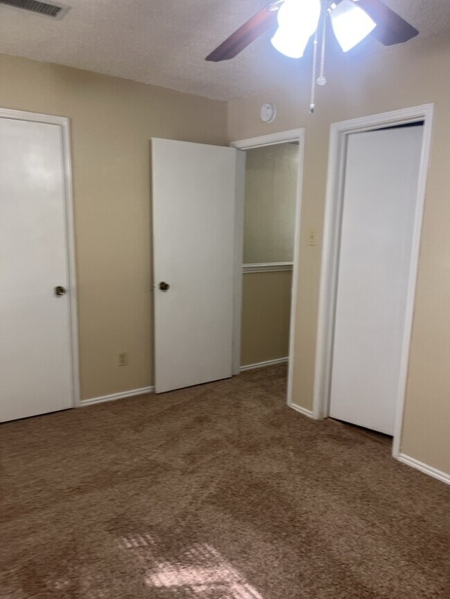 Building Photo - 2 bedroom 2.5 bath with 2 car garage!