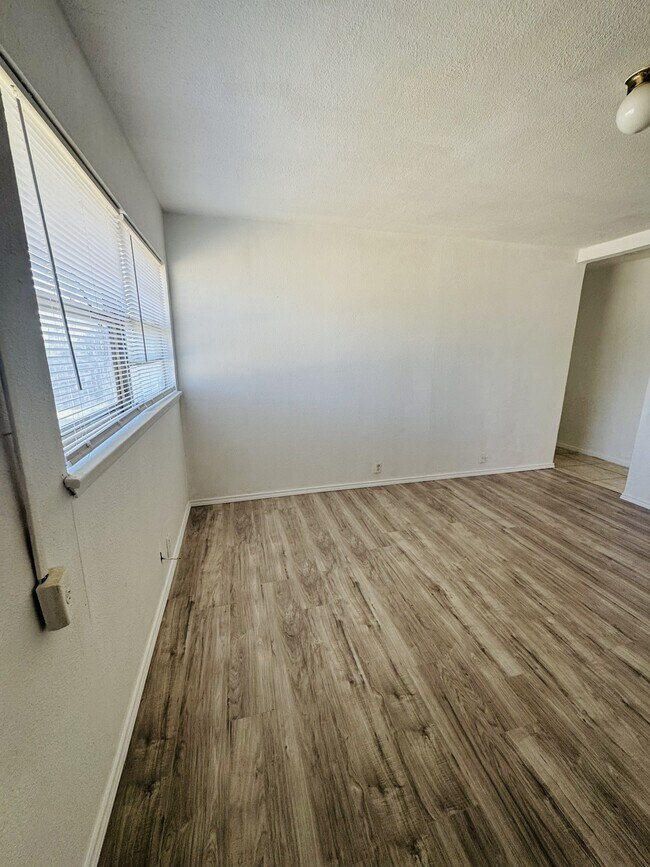 Building Photo - 1807 Westcliff Dr