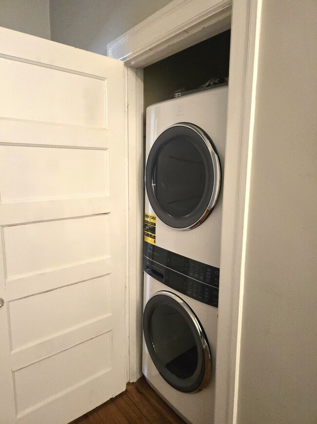 Building Photo - 800 Graydon Ave