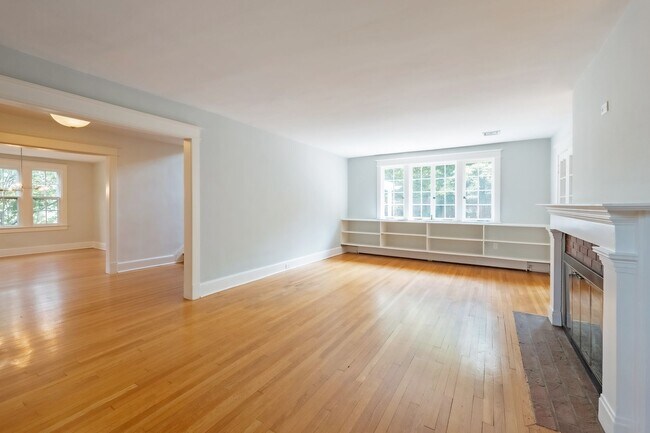 Building Photo - 4BR 3.5 BA Chevy Chase Gem is Move-in Read...