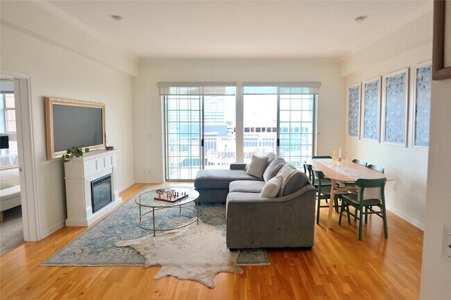 Building Photo - 3225 Turtle Creek Blvd Blvd