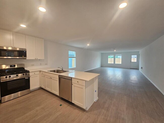 Building Photo - 2329 Silvercloud Dr