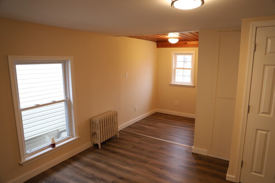 Building Photo - 207 W Church St
