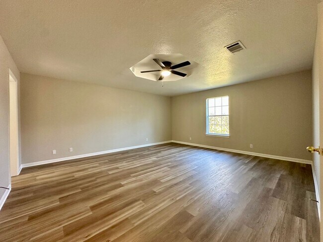 Building Photo - Spacious Newly Renovated 4/2 Walking Dista...