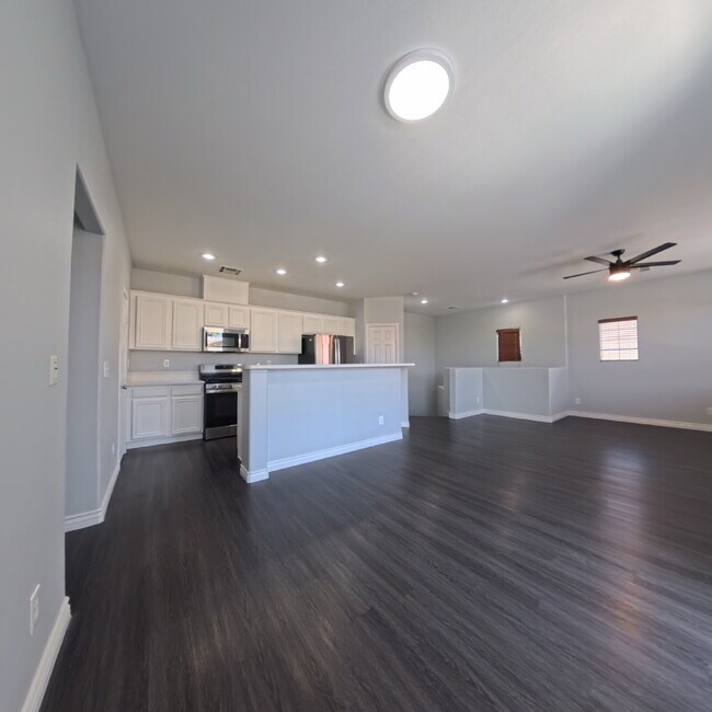 Building Photo - Spacious 2-bed 2-bath with Attached Car Garage at Tripoly!