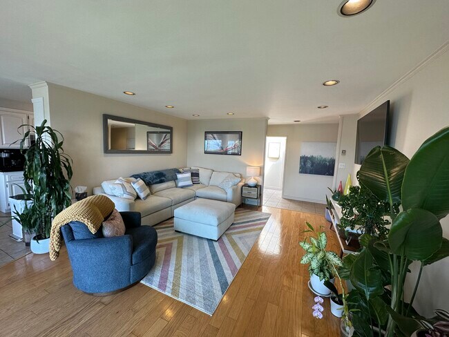 Building Photo - 3707 E Livingston Dr