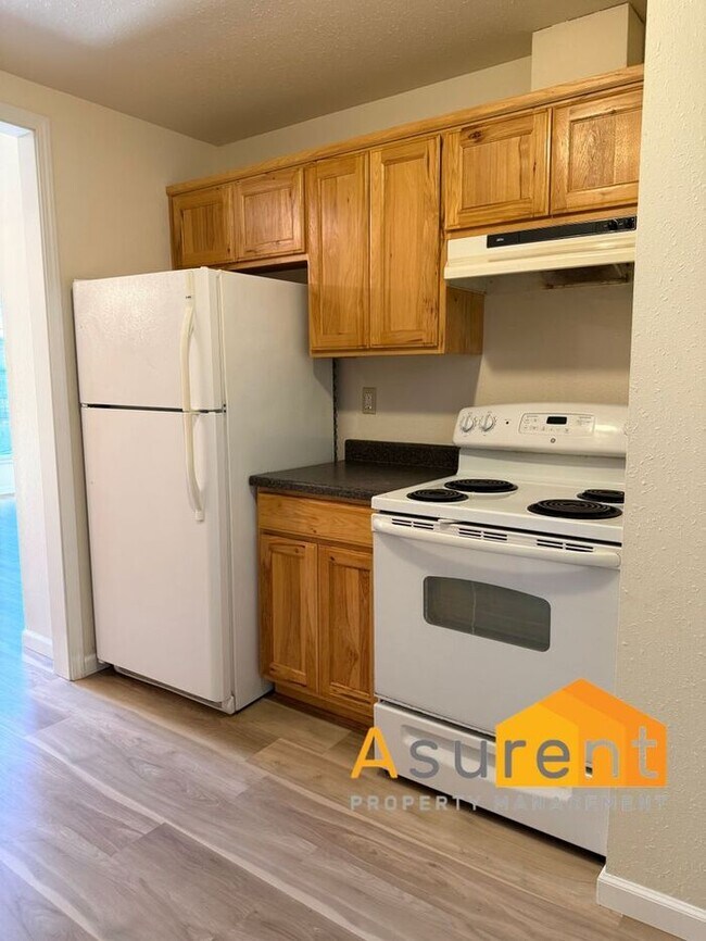 Building Photo - Refreshed 2-bedroom, 1-bath Duplex Unit in Grants Pass Available Now!