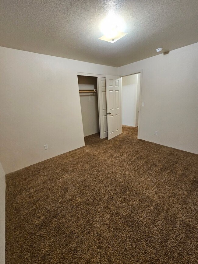 Building Photo - 3 Bedroom Home Located on Quiet Cul-De-Sac