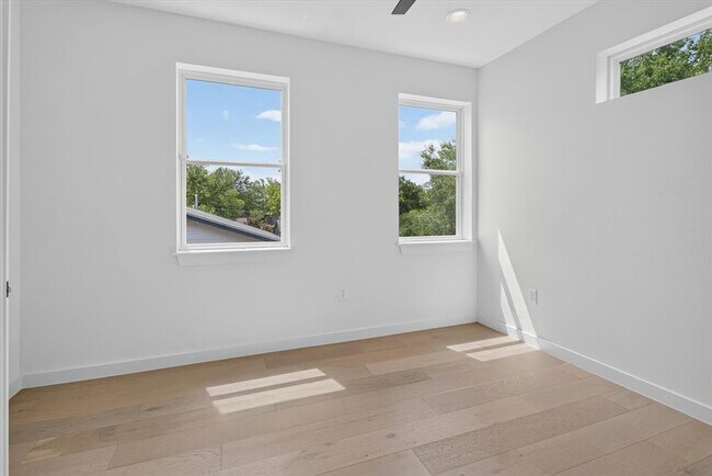 Building Photo - 5305 Ledesma Rd