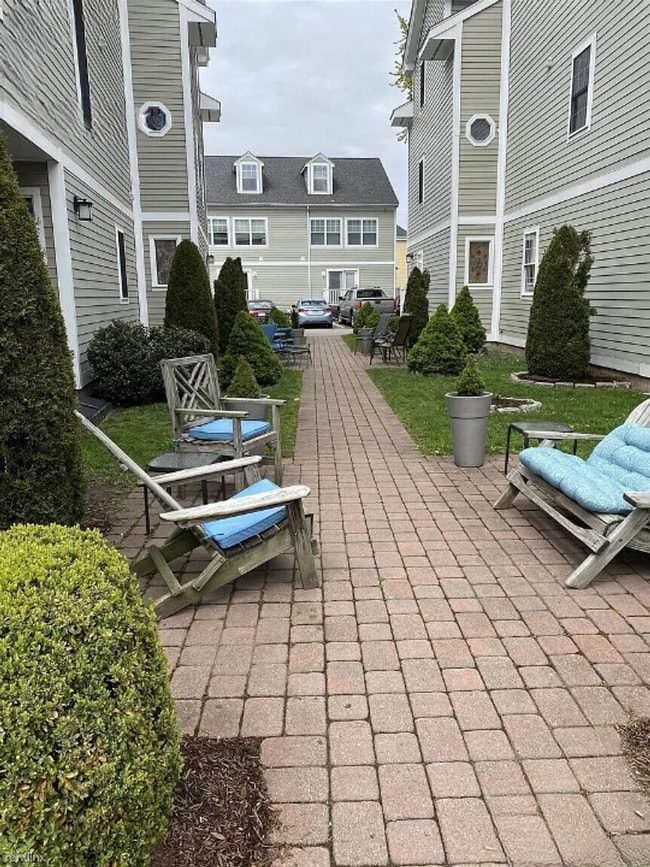 Building Photo - Five Bedroom + Two & half Bath TownHouse * Lower Allston
