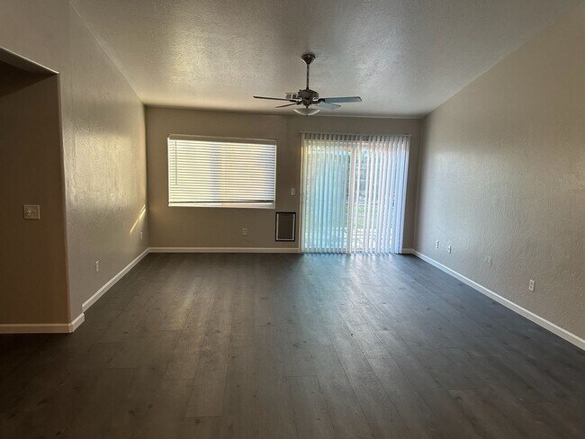 Building Photo - 1015 W Westmont Ct
