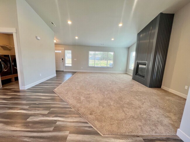 Building Photo - Modern 4 Bedroom Rambler in Ellensburg